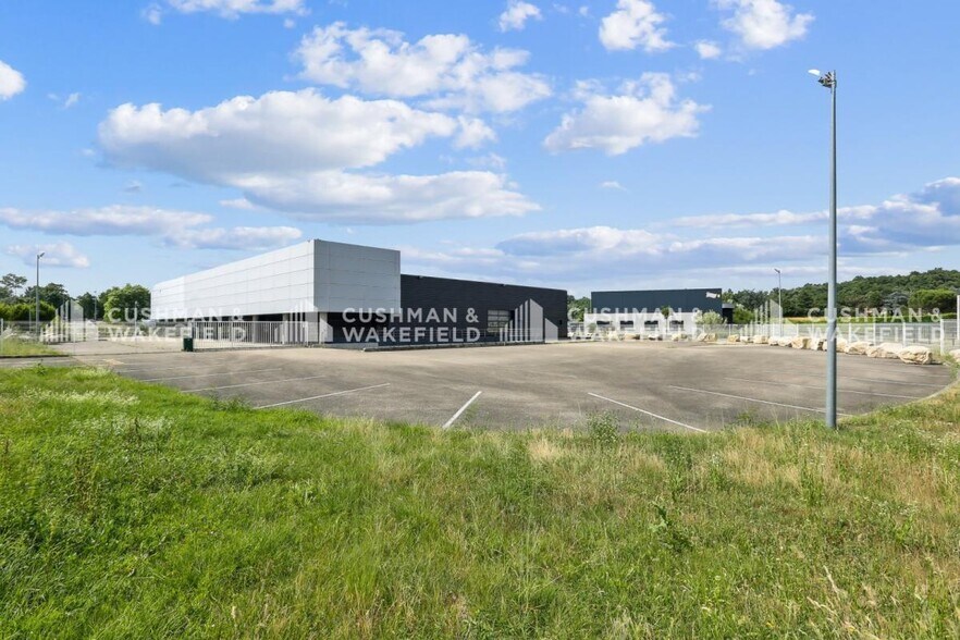 Retail in Saint-Priest to rent - Building Photo - Image 3 of 15