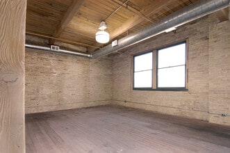 4223 W Lake St, Chicago, IL to rent Interior Photo- Image 1 of 2