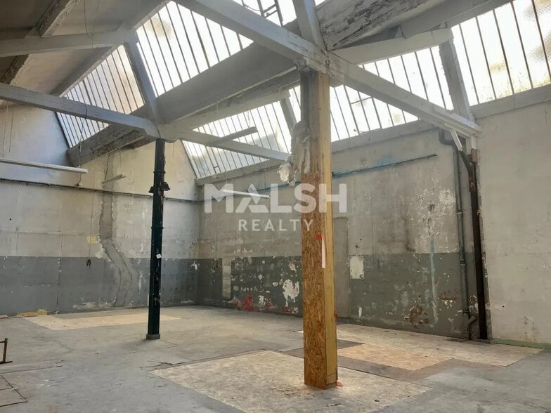 Retail in Lyon to rent - Building Photo - Image 2 of 5