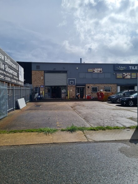 8D Cosgrove Way, Luton for sale - Building Photo - Image 1 of 1