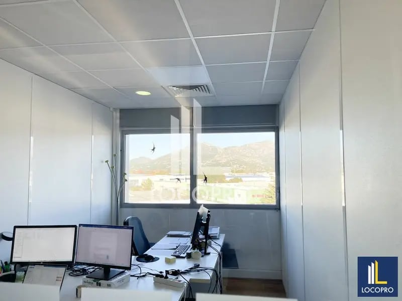 Office in Aubagne to rent Interior Photo- Image 1 of 5