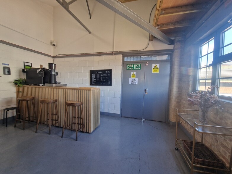 15 Argall Ave, London to rent - Building Photo - Image 3 of 14