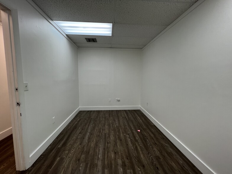 17800-17860 W Dixie Hwy, North Miami Beach, FL for rent - Building Photo - Image 3 of 9