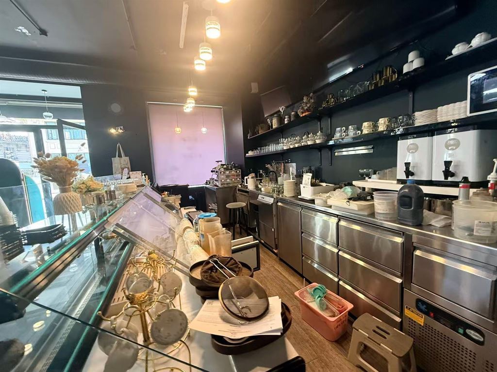 Retail in Paris for sale Interior Photo- Image 1 of 7