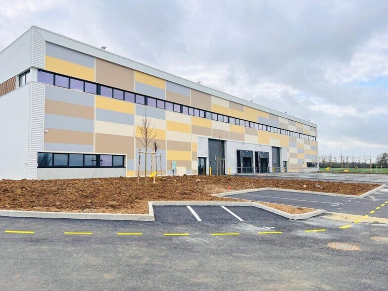 Light Industrial in Plaisir to rent - Building Photo - Image 1 of 26