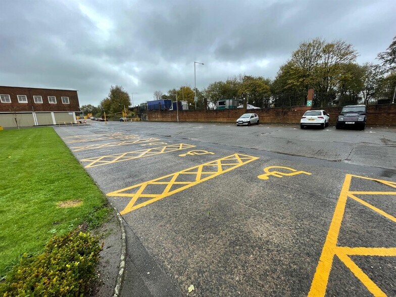 Jubilee House, Leyland to rent - Building Photo - Image 3 of 4