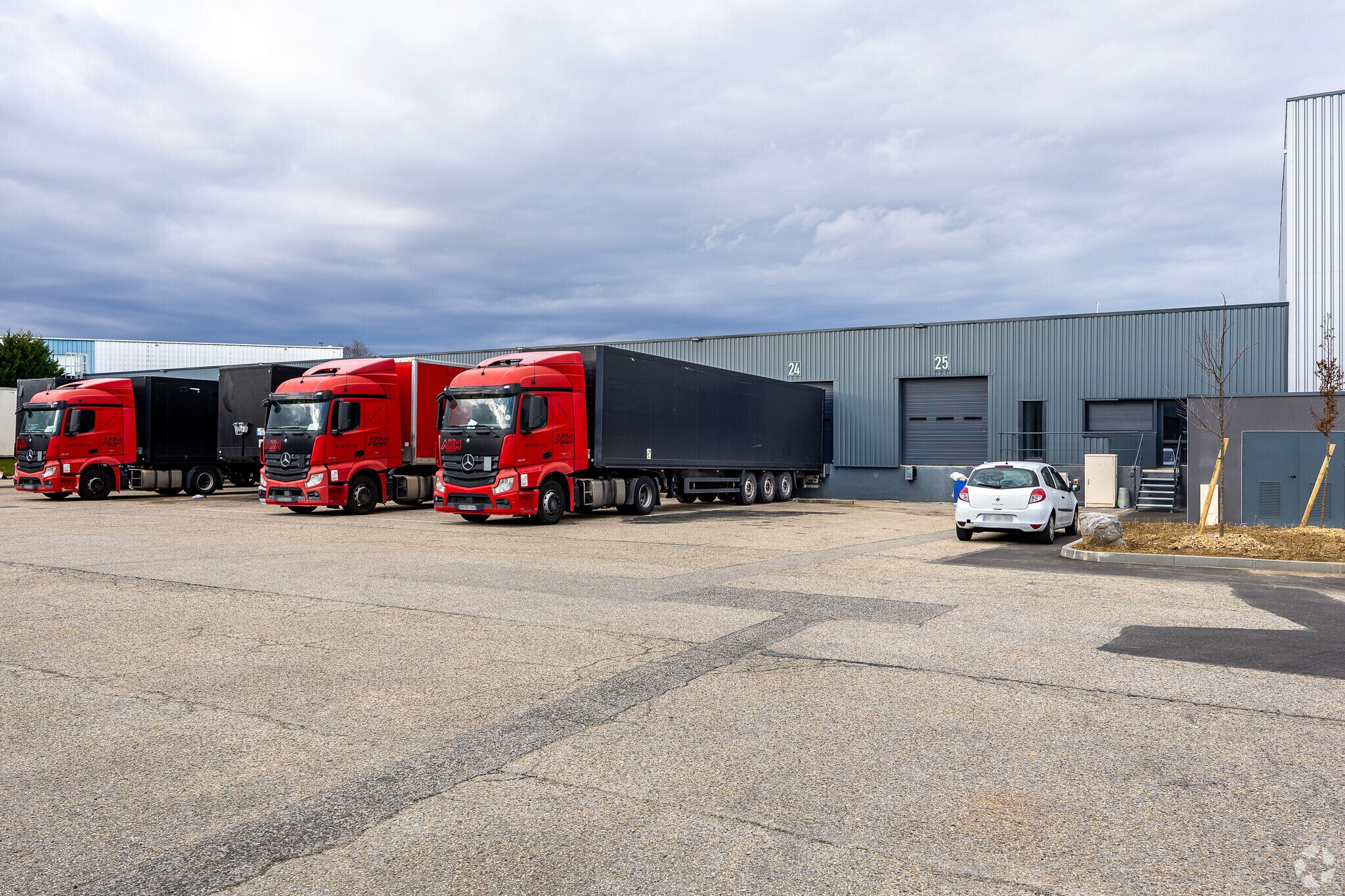 Light Industrial in Corbas to rent Primary Photo- Image 1 of 3