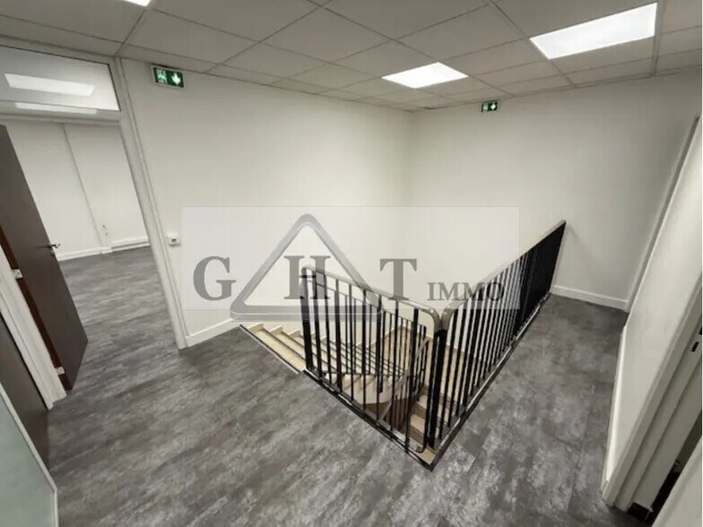 Industrial in Louvres to rent - Interior Photo - Image 3 of 3