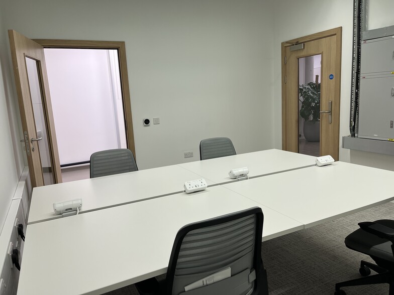 1 Holmfauld Rd, Glasgow to rent - Building Photo - Image 2 of 12