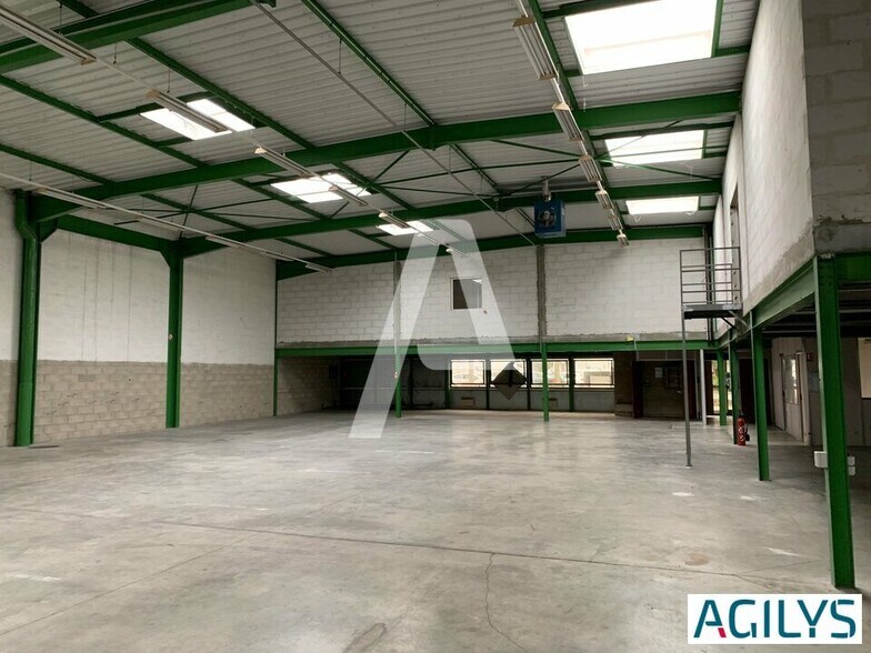 Industrial in Saint-Thibault-des-Vignes to rent - Building Photo - Image 3 of 4