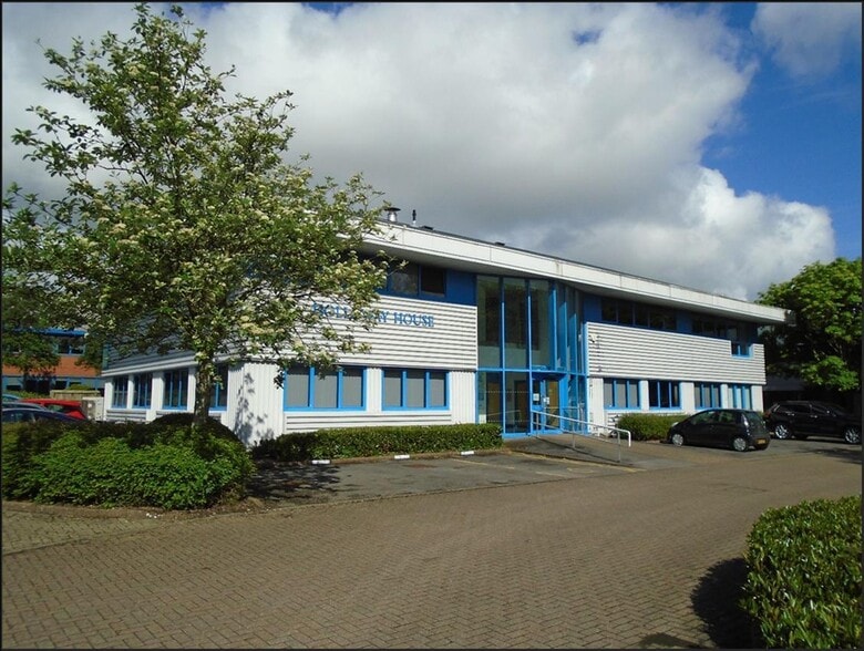 Epsom Sq, Trowbridge to rent - Building Photo - Image 2 of 8