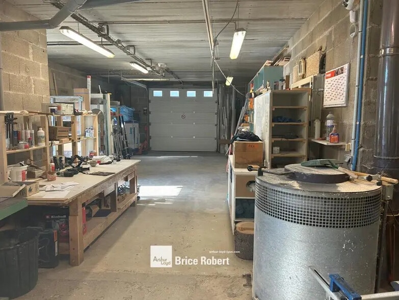 33 Route Du Quinsonnas, Messimy to rent - Building Photo - Image 3 of 12