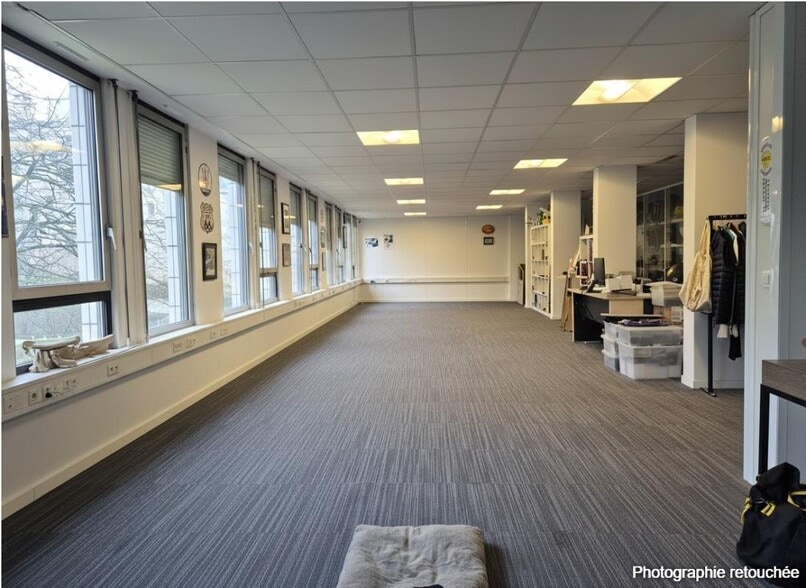 Office in Courbevoie to rent - Interior Photo - Image 1 of 7