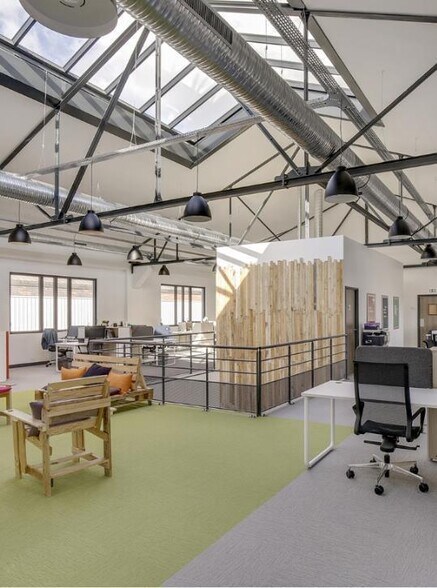 Light Industrial in Ivry-sur-Seine to rent - Interior Photo - Image 2 of 10