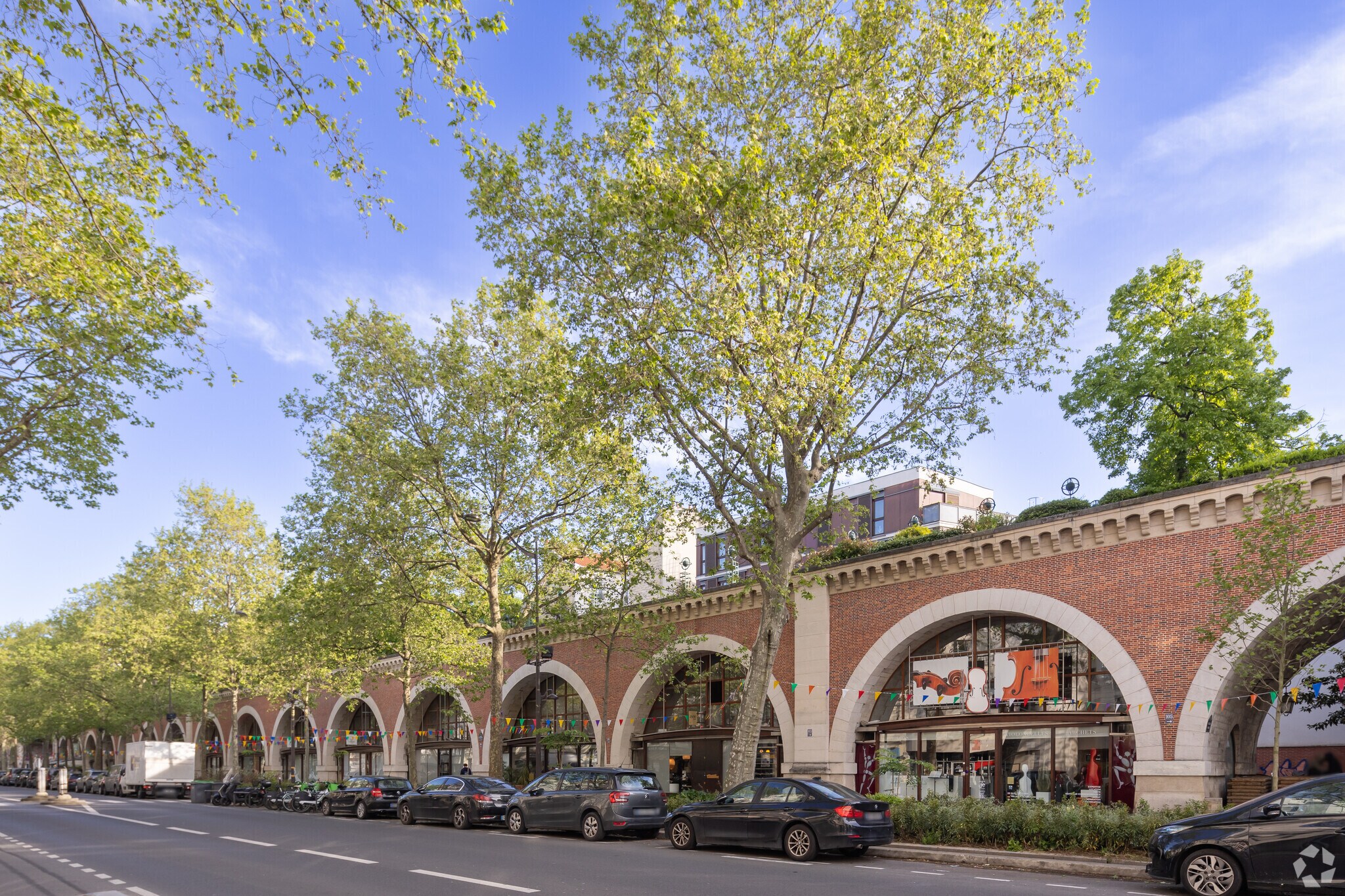 Retail in Paris for sale Building Photo- Image 1 of 2