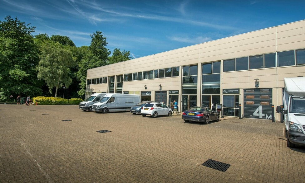 Woodshots Meadow, Watford to rent - Building Photo - Image 2 of 4