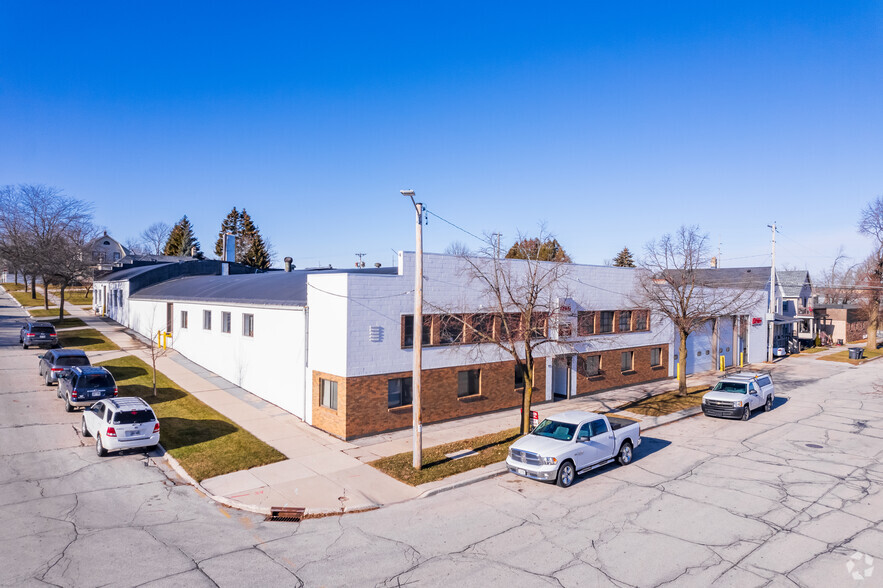 1128 S 11th St, Sheboygan, WI for rent - Primary Photo - Image 1 of 35