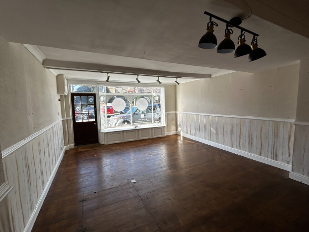 151-152C High St, Royal Wootton Bassett to rent Interior Photo- Image 1 of 4