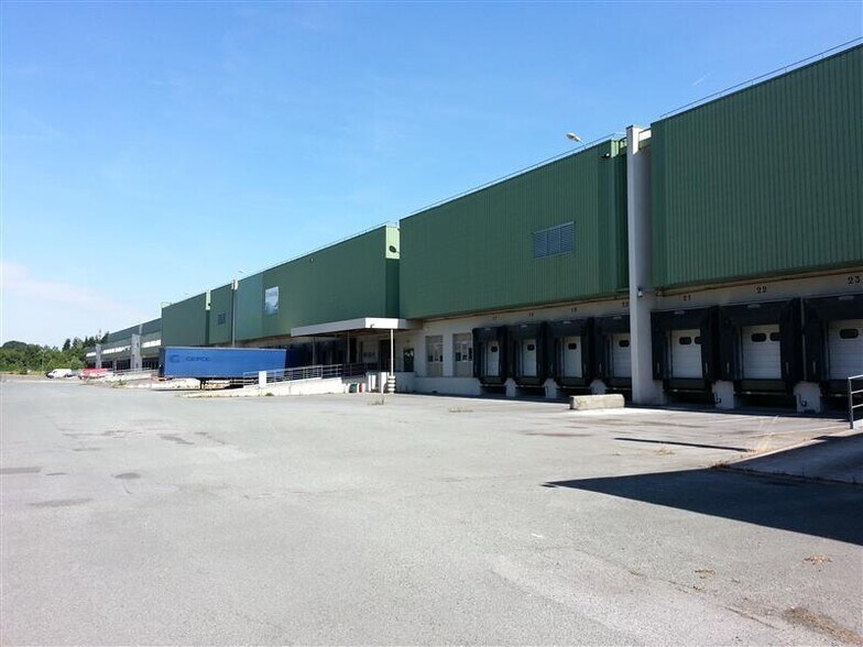 Industrial in Lognes to rent - Building Photo - Image 1 of 11