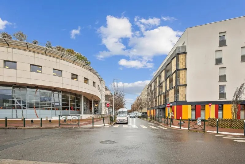 Office in Nanterre to rent - Building Photo - Image 2 of 28