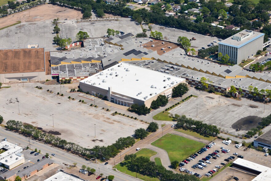 Former Sears Porfolio portfolio of 3 properties for sale on LoopNet.co.uk - Building Photo - Image 3 of 5