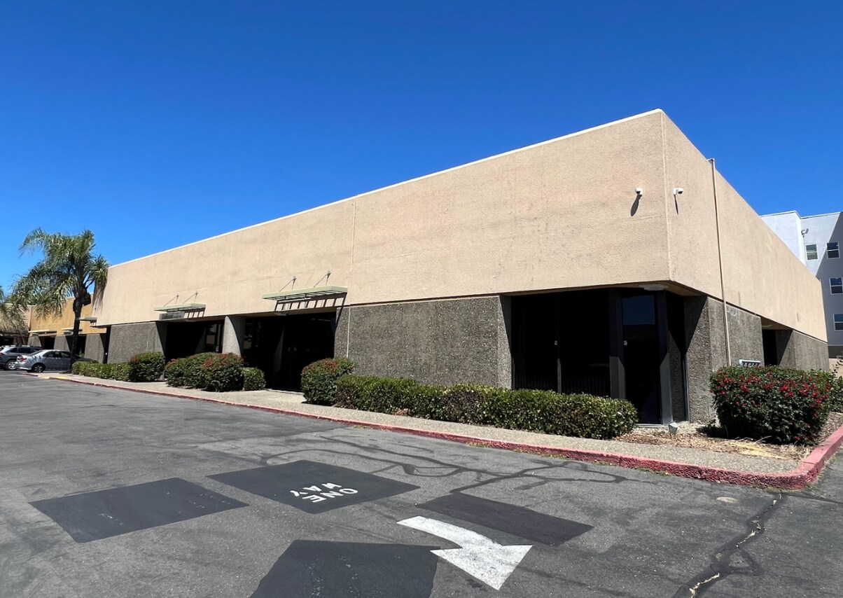 2121 2nd St, Davis, CA to rent Interior Photo- Image 1 of 3