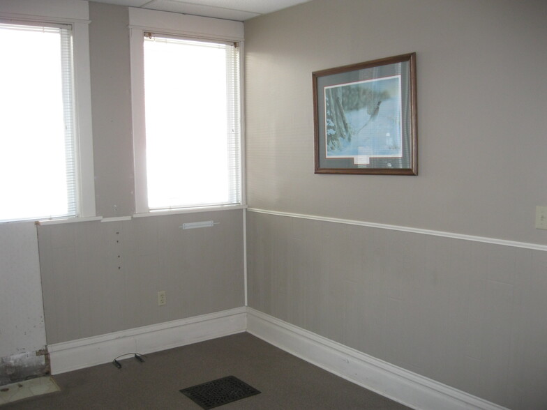 112 1st Ave E, Newton, IA for rent - Interior Photo - Image 2 of 3