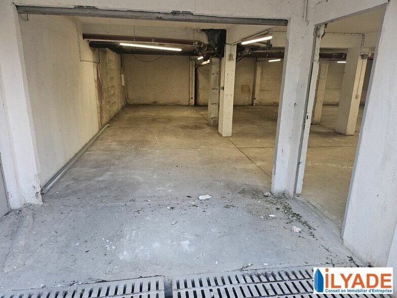 Boulevard Du Docteur Schweitzer, Aix-en-Provence for sale - Building Photo - Image 2 of 5