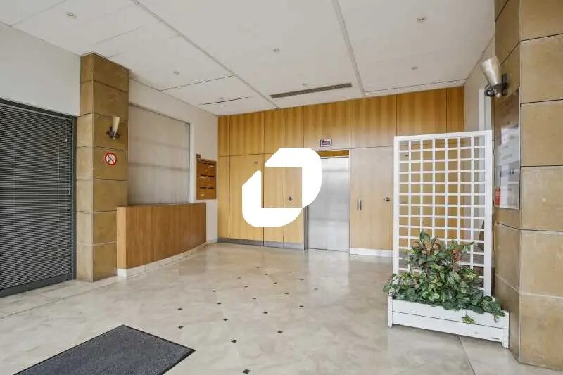 Office in Colombes to rent - Lobby - Image 2 of 18