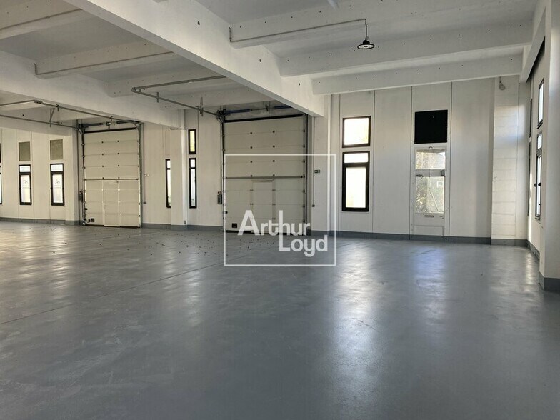 Light Industrial in COURCOURONNES to rent - Building Photo - Image 1 of 7