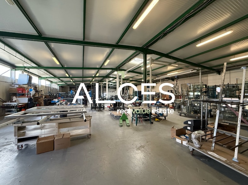 Light Industrial in Pessac to rent - Primary Photo - Image 1 of 6