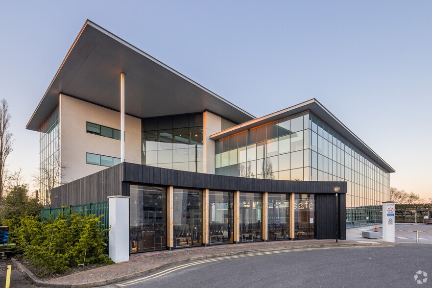 60 Norden Rd, Maidenhead to rent - Building Photo - Image 3 of 14