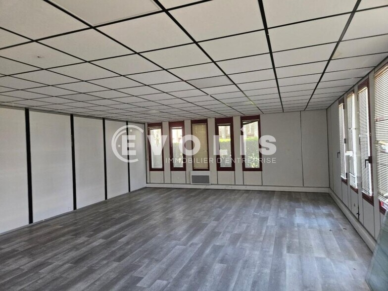 Office in Les Ulis to rent - Interior Photo - Image 2 of 6