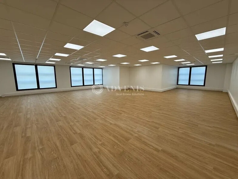 Office in Chessy to rent - Interior Photo - Image 2 of 12