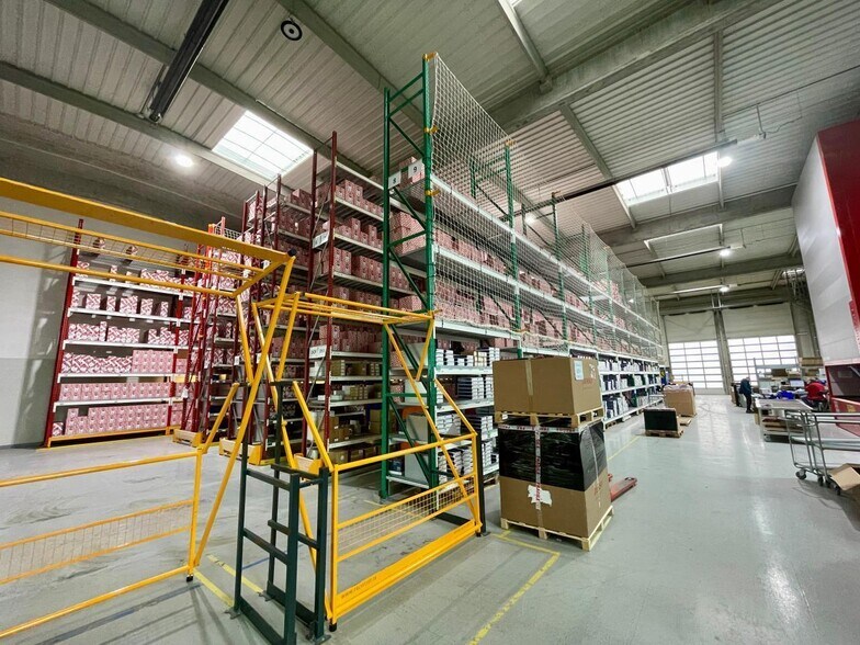 Light Industrial in Gennevilliers to rent - Building Photo - Image 1 of 12