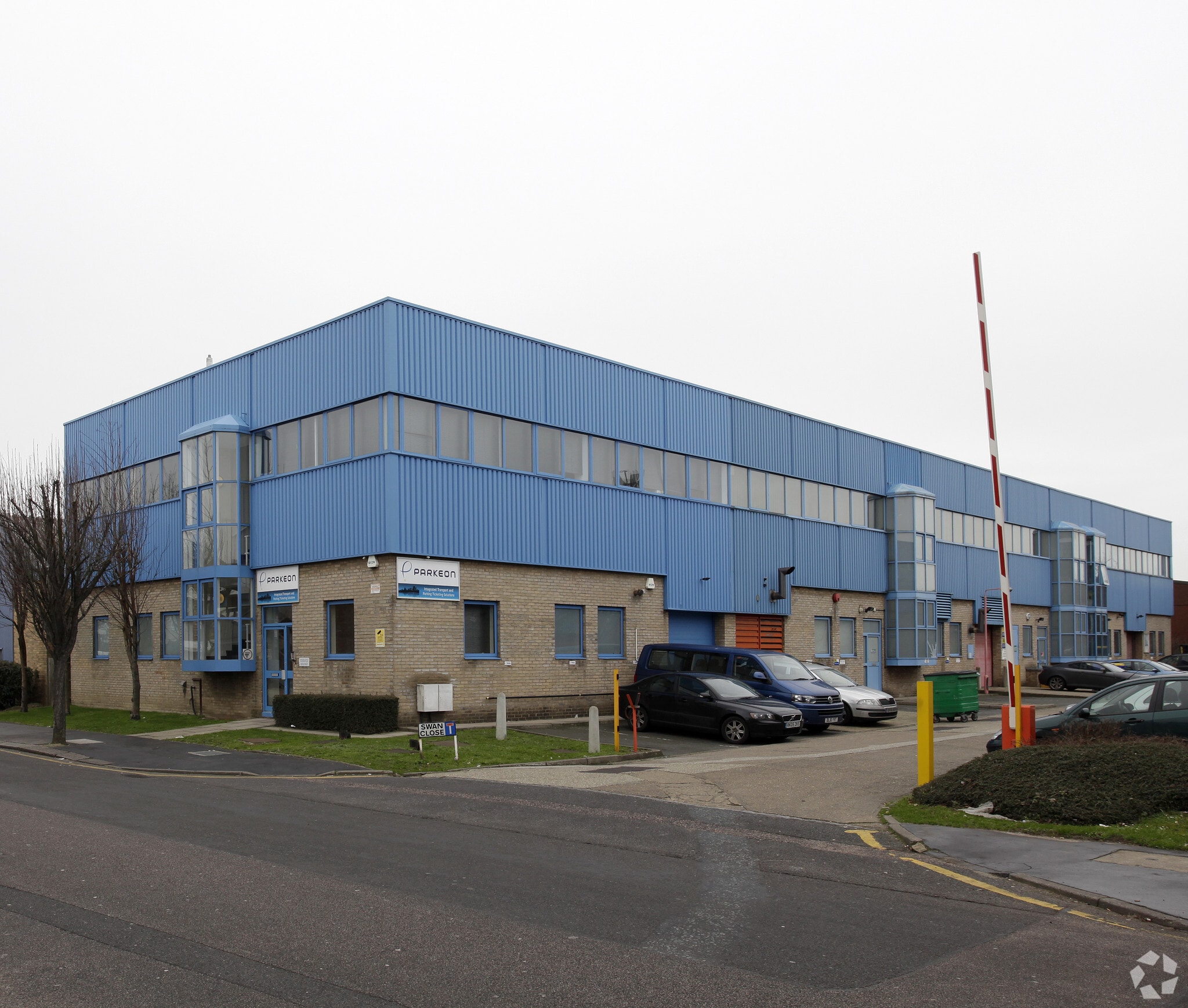 1-4 Swan Close, Croydon to rent Primary Photo- Image 1 of 4