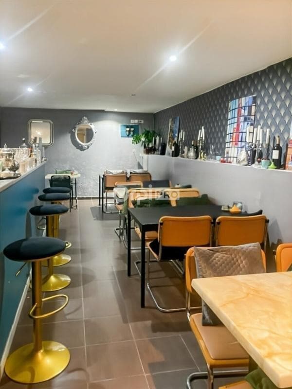 Retail in Marseille to rent Interior Photo- Image 1 of 3