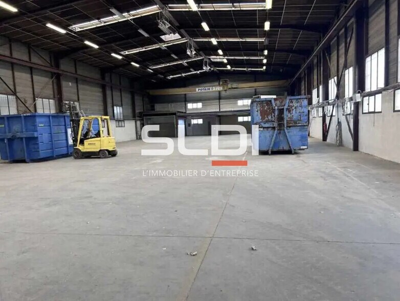 Light Industrial in Chassieu to rent - Building Photo - Image 2 of 4