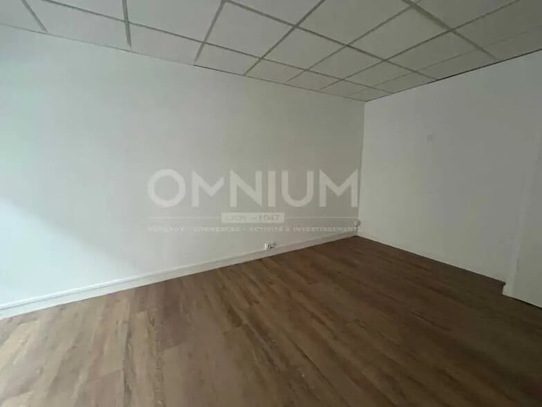 Retail in Lyon to rent - Interior Photo - Image 3 of 6