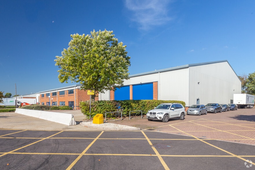 Old Parkbury Ln, St Albans to rent - Primary Photo - Image 1 of 14