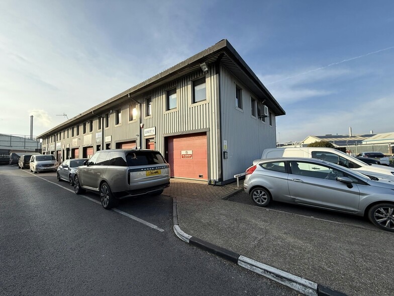 Airport Service Rd, Portsmouth to rent - Building Photo - Image 1 of 11