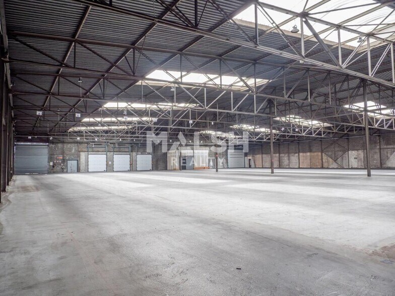 Light Industrial in Vénissieux to rent - Building Photo - Image 2 of 9