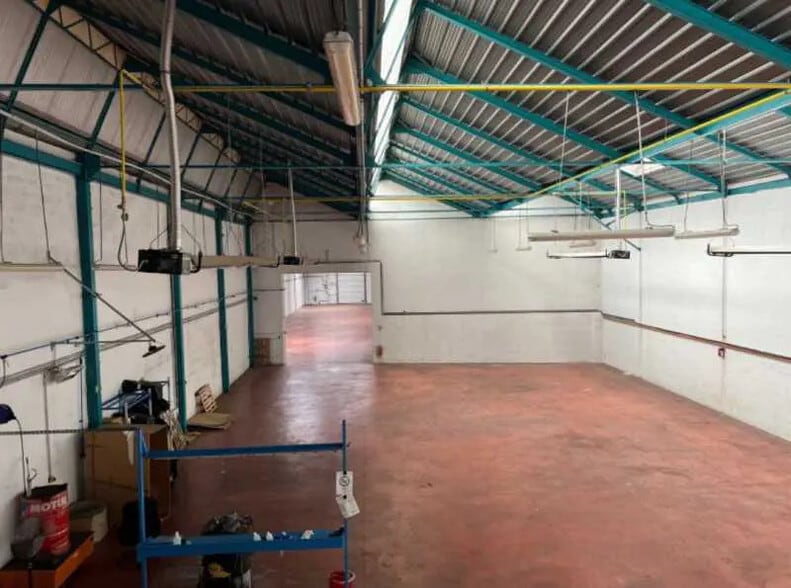 Light Industrial in Lyon to rent - Building Photo - Image 3 of 14
