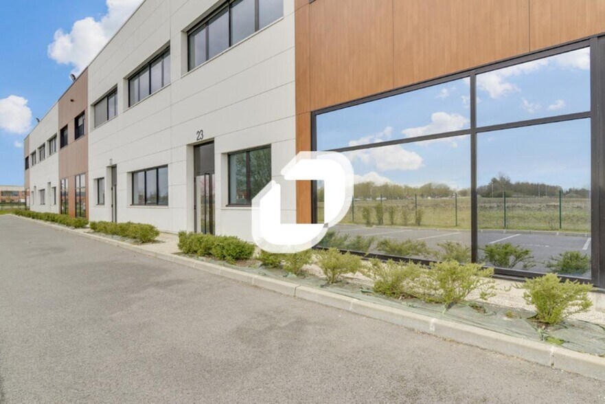 Office in Lieusaint to rent - Building Photo - Image 2 of 8