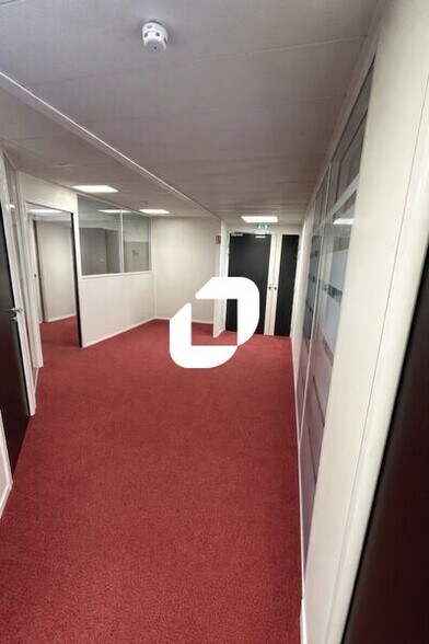 Office in Nanterre to rent - Building Photo - Image 3 of 6