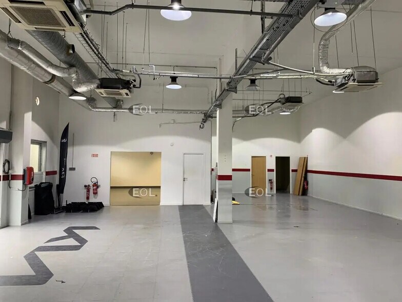 Light Industrial in Nanterre to rent - Building Photo - Image 2 of 9