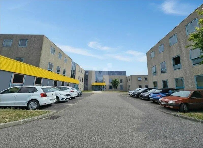 Office in Ris-Orangis to rent Building Photo- Image 1 of 4