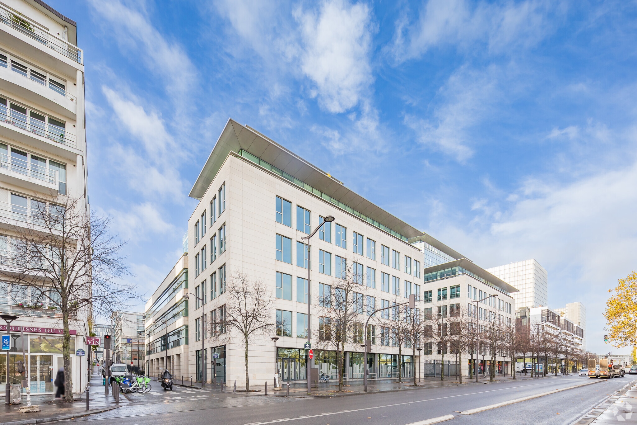 Office in Paris for sale Primary Photo- Image 1 of 5