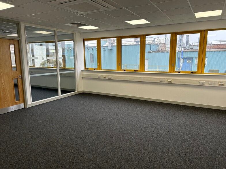 105 Frank Lester Way way, Luton to rent - Interior Photo - Image 2 of 6