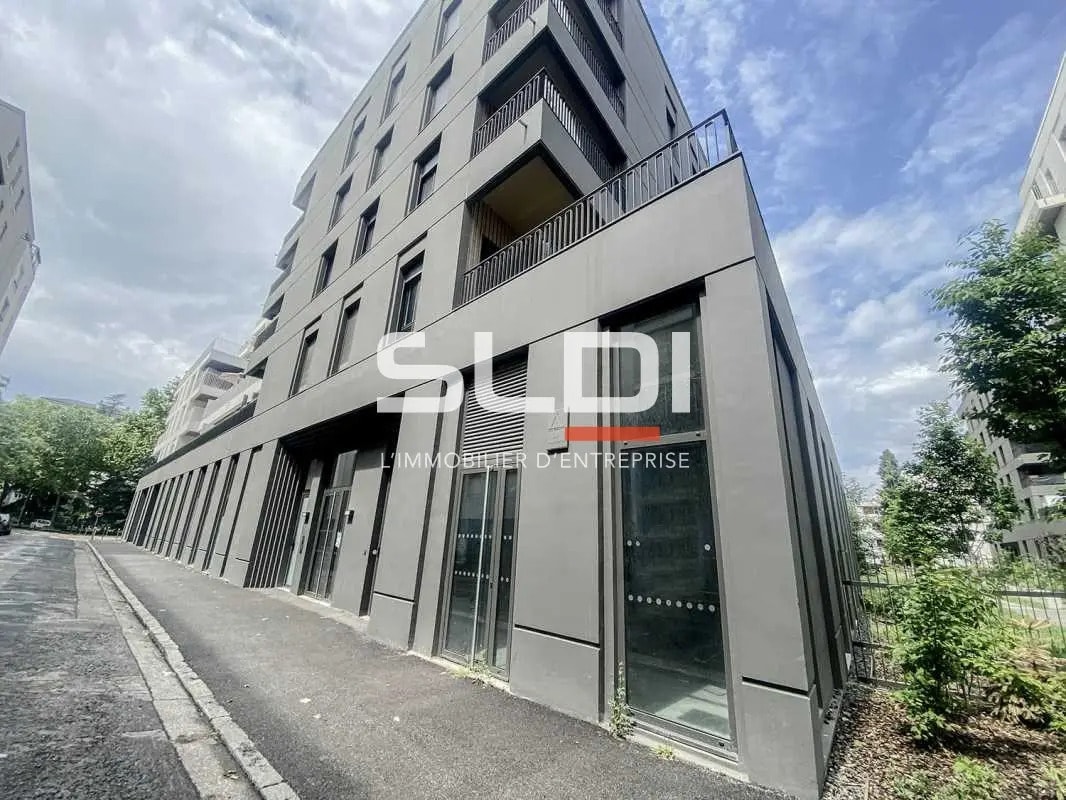Retail in Villeurbanne to rent Building Photo- Image 1 of 6